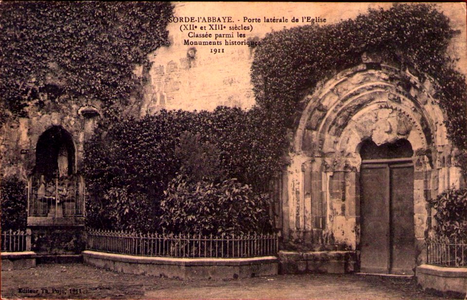 Sorde-l'Abbaye - Porte latérale de l'église 2