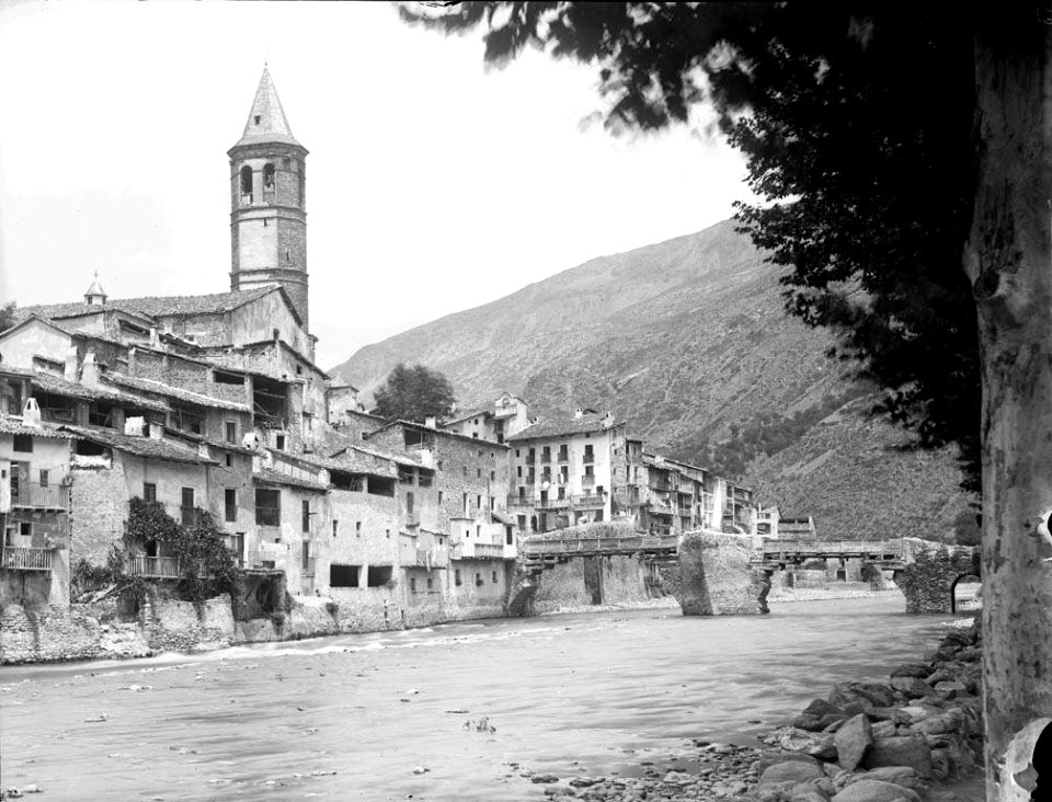 Sort vist desde la riba esquerra del riu Noguera Pallaresa