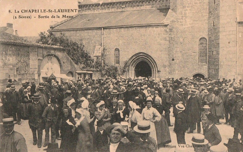 Sortie de messe à La Chapelle-Saint-Laurent
