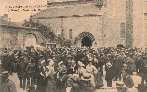 Sortie de messe à La Chapelle-Saint-Laurent photo
