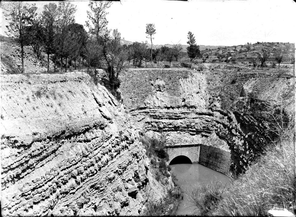Sortida del tunel del canal del castell de Monclar d'Urgell