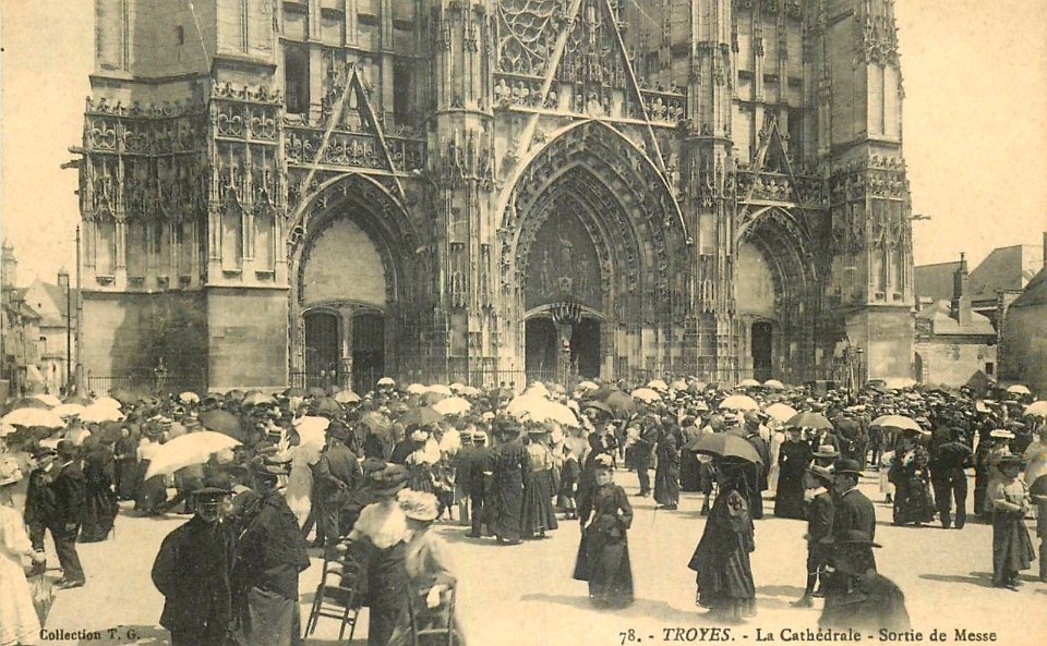 Sortie de la grand-messe de la cathédrale de Troyes