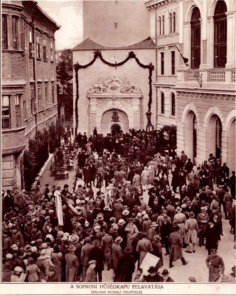 Soproni Hűségkapu avatása 1928. okt. 14. Pesti Napló. Képes műmelléklet, 1928. okt. 21