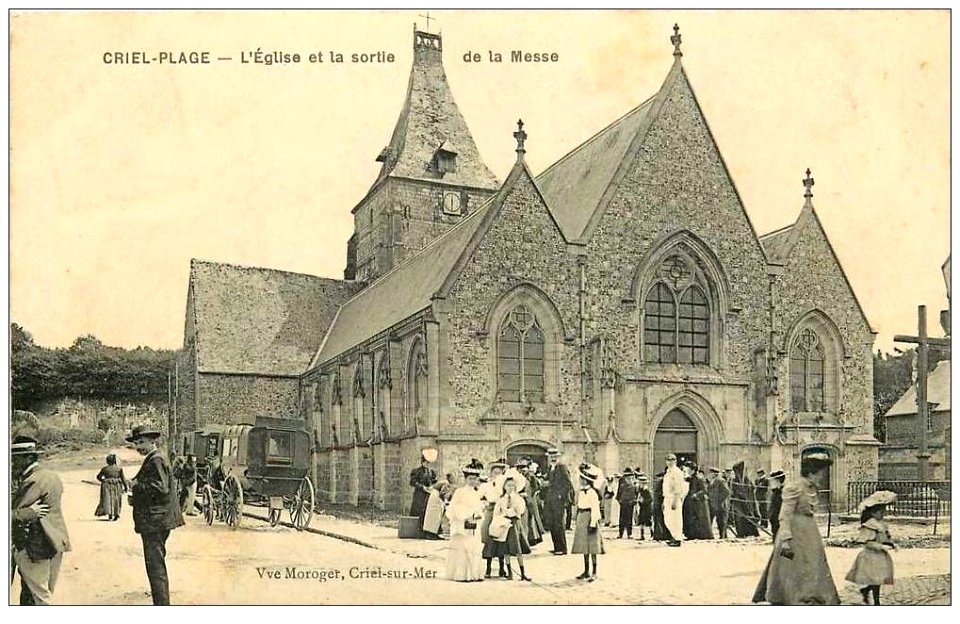 Sortie de messe à Criel