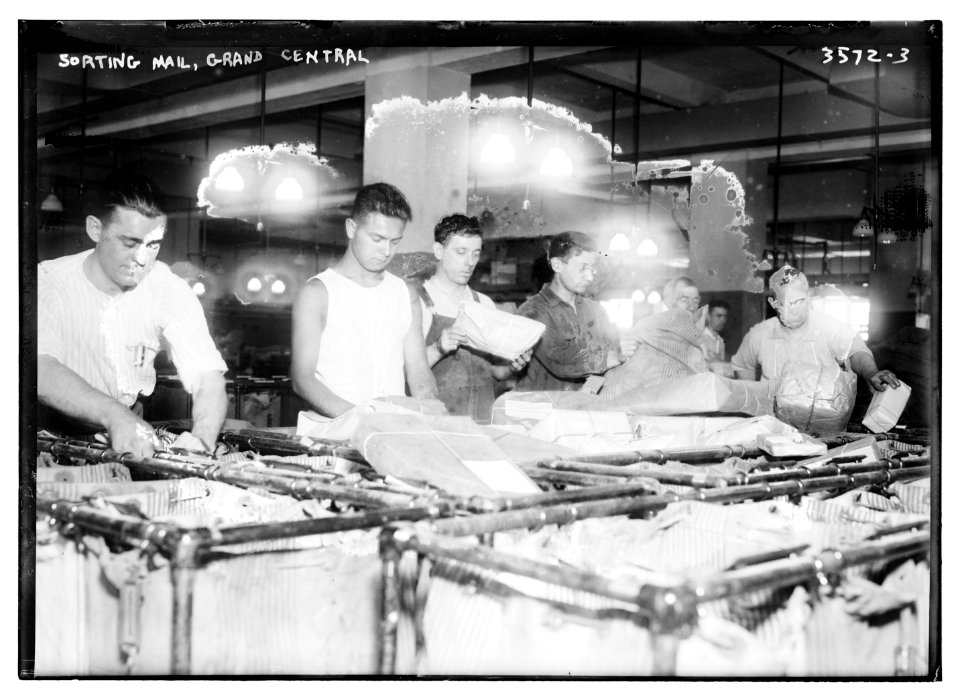 Sorting Mail, Grand Central LCCN2014699660