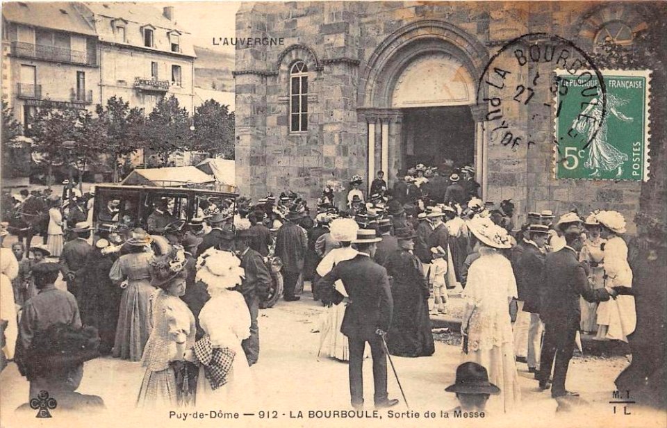 Sortie de messe à La Bourboule