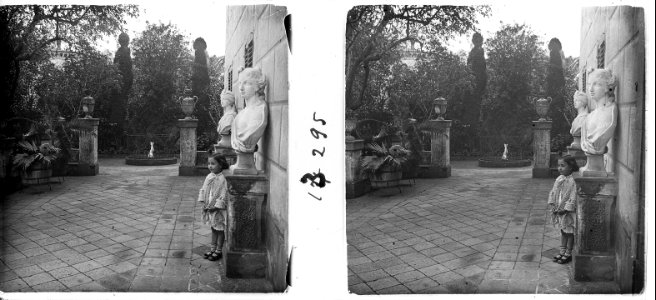 Sortida a la part dreta del jardí d'una casa a la Bonanova de Barcelona