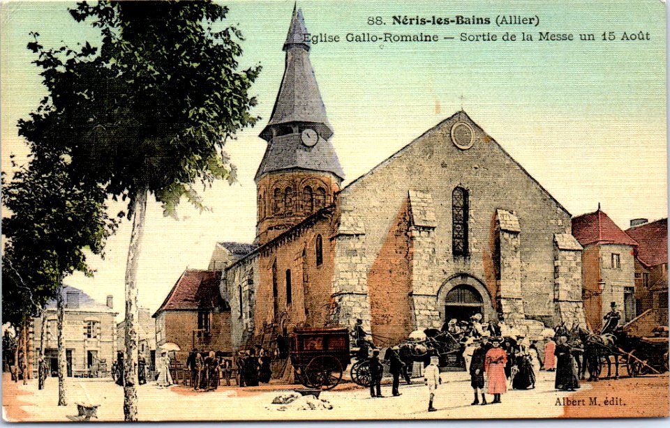 Sortie de messe à Néris le 15 août