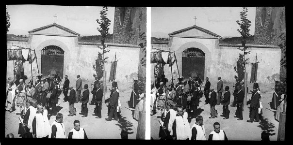 Sortida d'una processó amb sacerdots i fidels