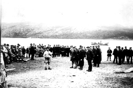 Sosialistisk agitasjonsmøte i fjæra nær herredshuset, Kirkenes, Sør-Varanger, Finnmark - Norsk folkemuseum - NF.05063-011