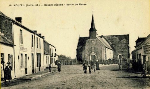 Sortie de la messe à Mouzeil