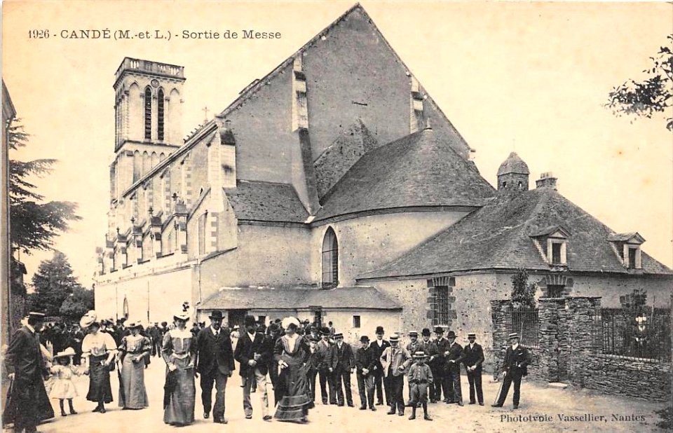 Sortie de messe à Candé