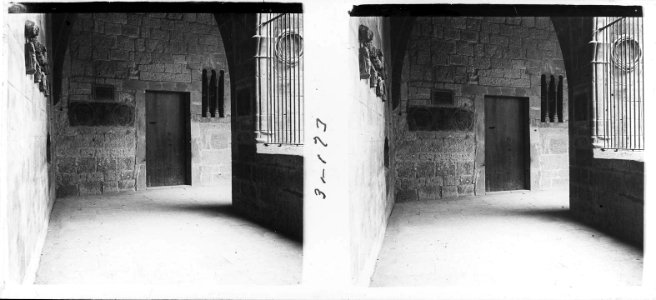 Sota el claustre de la catedral de Tortosa