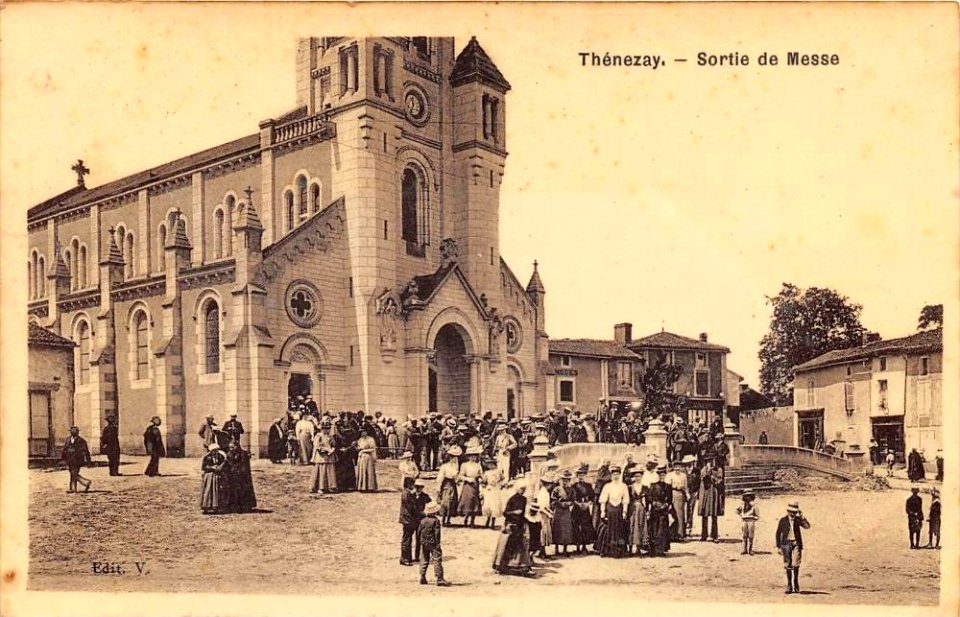 Sortie de messe à Thénezay