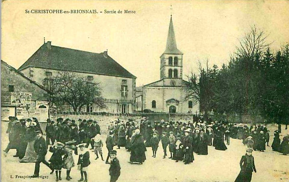 Sortie de messe à Saint-Christophe-en-Brionnais