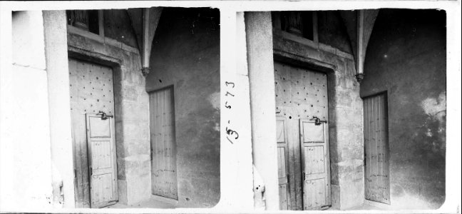 Sota l ' entrada de l'església de Santa Maria dels Arcs