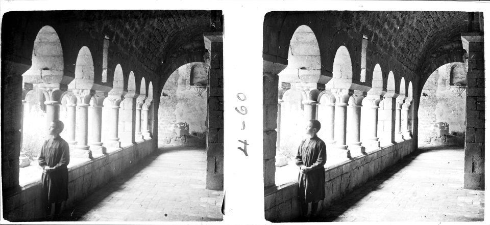 Sota el claustre del monestir de Vilabertran