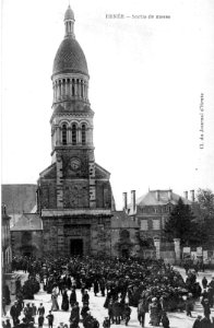 Sortie de messe à Ernée