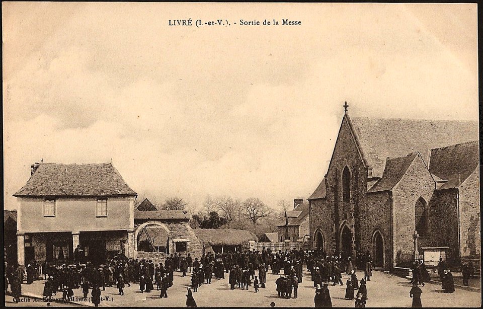 Sortie de messe à Livré