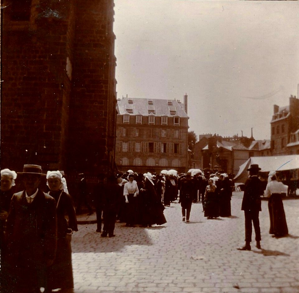 Sortie de messe à Saint-Brieuc