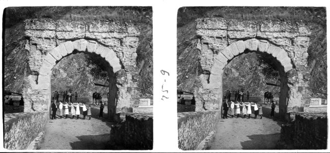 Sota l'arc del Pont del Diable
