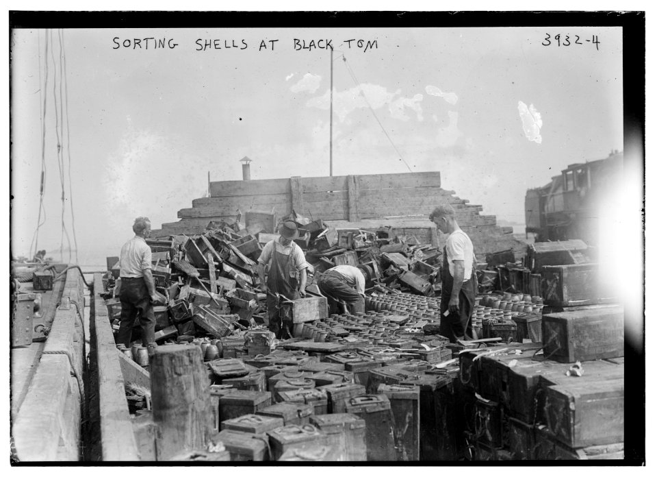 Sorting shells at Black Tom LCCN2014702305
