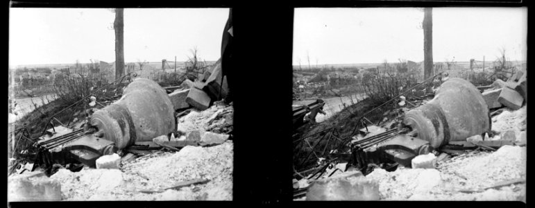 Souain. 14-04-16. Eglise. Cloche dans les décombres - Fonds Berthelé - 49Fi883