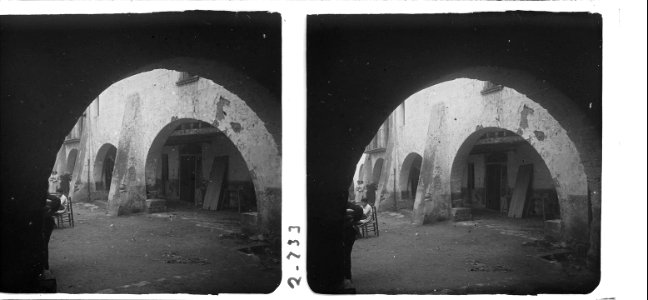 Sota un arc de la plaça d ' Arbúcies