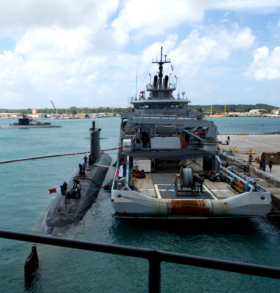 Sous-marin-Emeraude-de-la-classe-Rubis-et-batiment-de-soutien-Seine-BSAH-de-la-Marine-nationale-francaise-à-Guam-en-mars-2020--201130-N-OG286-1116-recadre