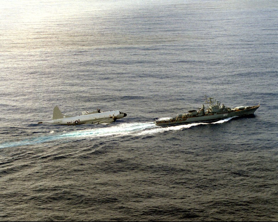 Soviet frigate Zadornyy with USN P-3 in the Atlantic 1988
