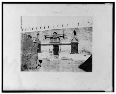 Souâdj - tombeau de Mourâd-Bey - entrée de la mosquée - Félix Teynard. LCCN2001695266
