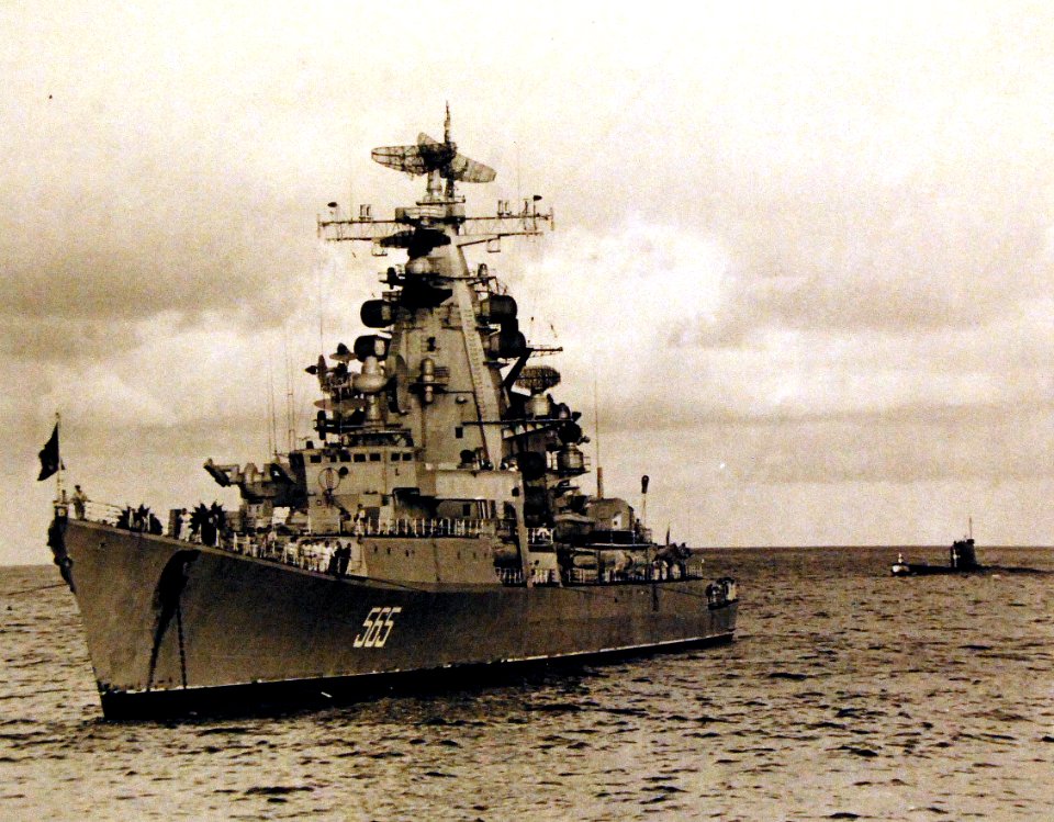 Soviet cruiser Vladivostok and Foxtrot class submarine in Hawaiian waters 1971 (USN 1149090)