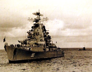 Soviet cruiser Vladivostok and Foxtrot class submarine in Hawaiian waters 1971 (USN 1149090)