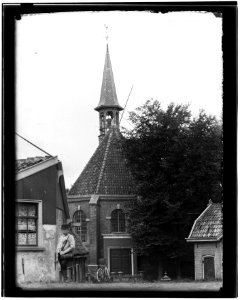 Spaarndam Kerkje en jongen Olie, 1893 (max res)