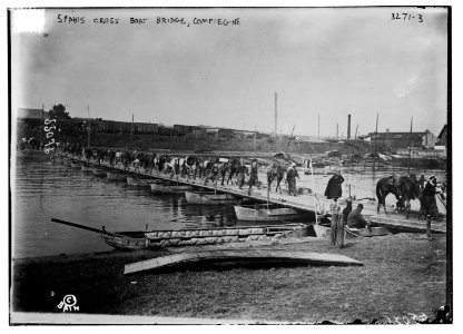 Spahis cross boat bridge, Compiegne LCCN2014697869