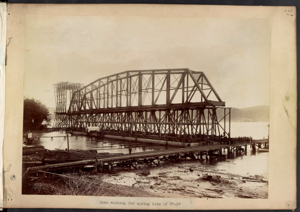 Span waiting for spring tide of 8'-6 - C. Bayliss photo, Sydney. LCCN2016651661