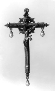 Spanish - Crucifix Pendant - Walters 44437 - Group photo