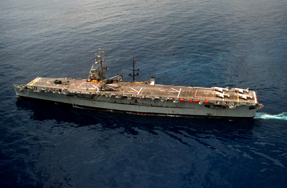 Spanish carrier Dédalo (R01) underway in 1988