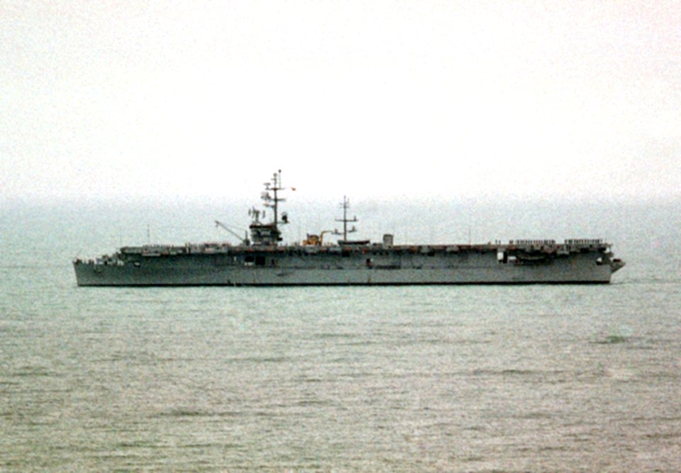 Spanish aircraft carrier Dédalo underway in 1976