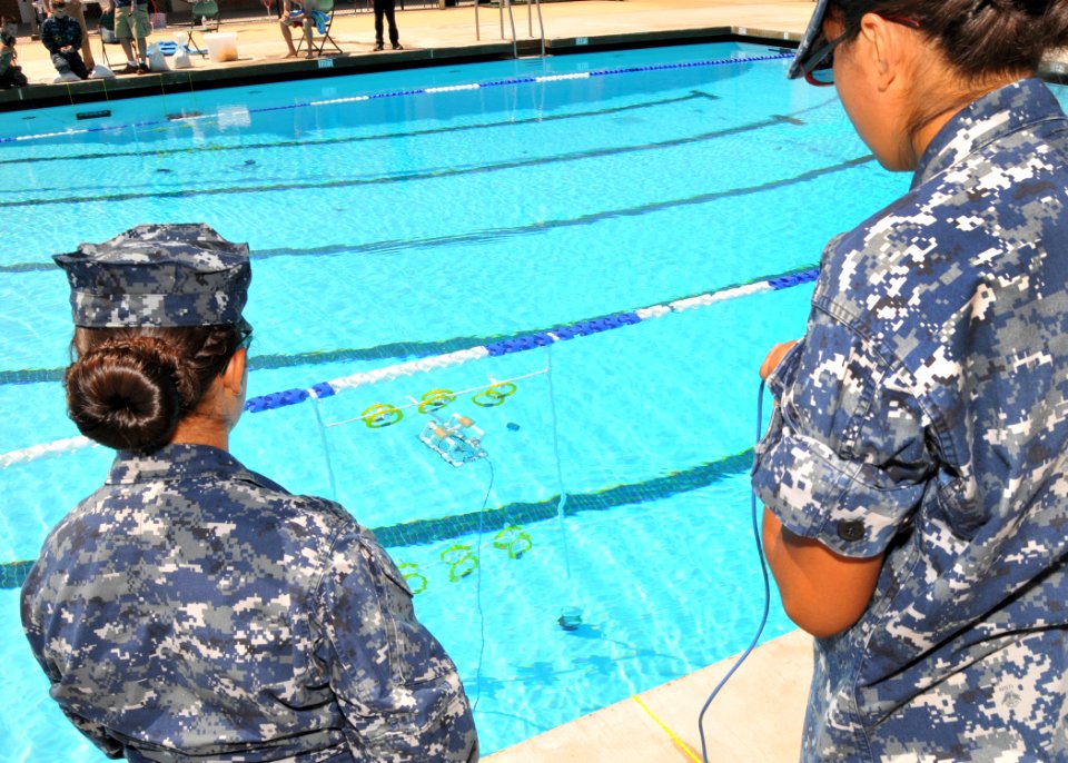 SPAWAR supports SeaPerch San Diego STEM event 130427-N-UN340-001