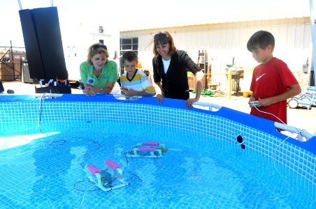 SPAWAR senior scientist supports ONR's SeaPerch ROV Program 110715-N-UN340-020