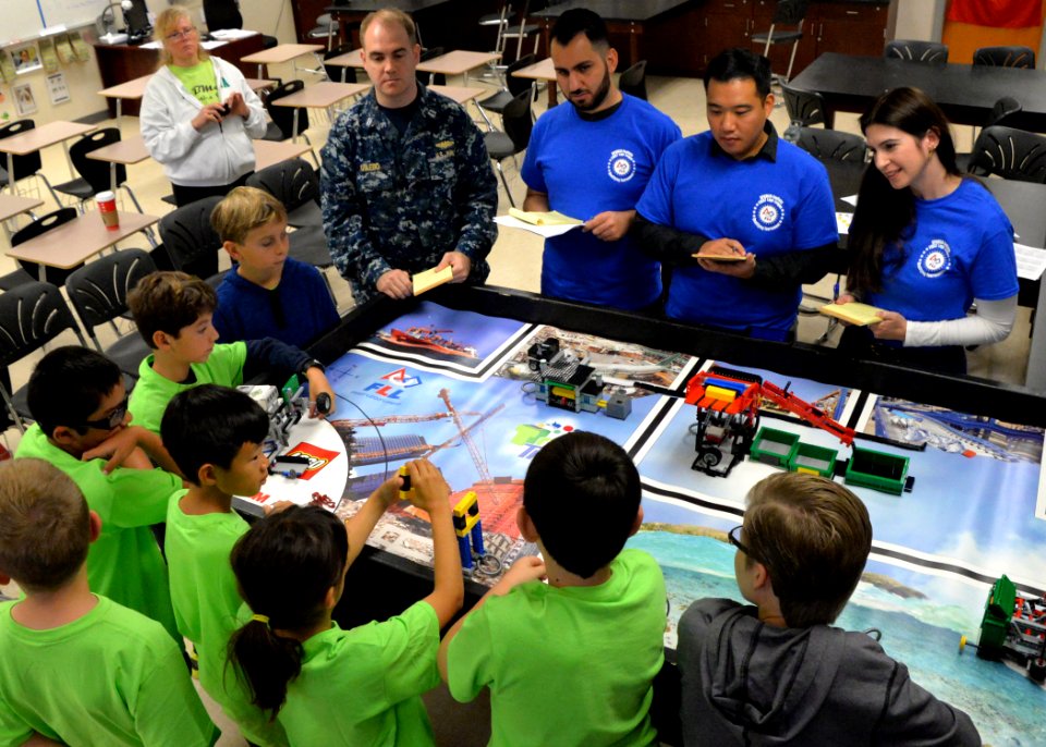 SPAWAR sponsors LEGO robotics STEM event 151115-N-UN340-003
