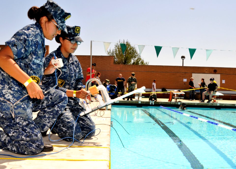 SPAWAR supports SeaPerch San Diego STEM event 130427-N-UN340-002