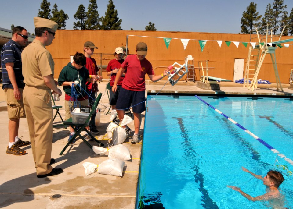 SPAWAR supports SeaPerch San Diego STEM event 130427-N-UN340-012