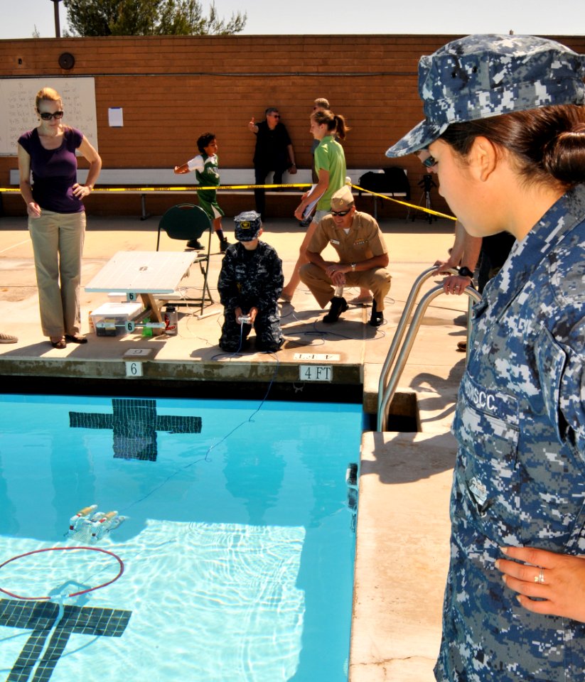 SPAWAR Supports SeaPerch San Diego STEM Event 130427-N-UN340-006