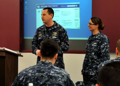 SPAWAR Reservist and CID instructors teach IT 120201-N-UN340-002