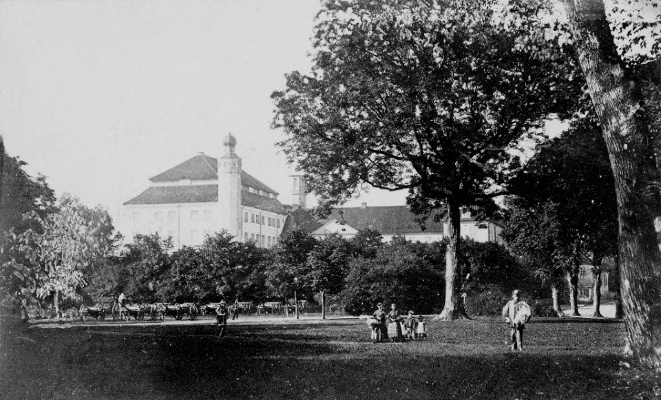 Spaziergänger im öffentlich zugänglichen Schlossgarten (Kiel 44.637)
