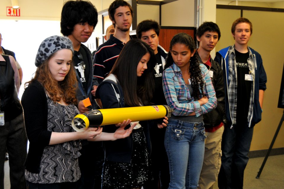 SPAWAR hosts Federal IT Shadow Day for high tech high school students 120308-N-UN340-054
