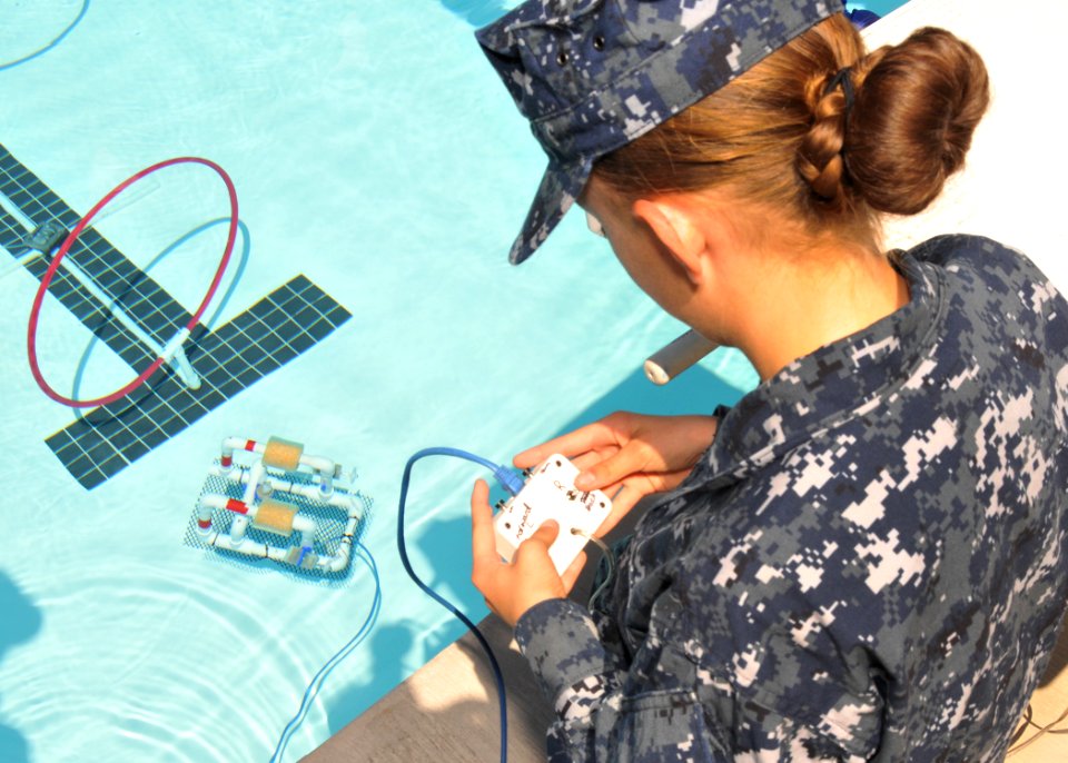 SPAWAR supports SeaPerch San Diego STEM event 130427-N-UN340-004