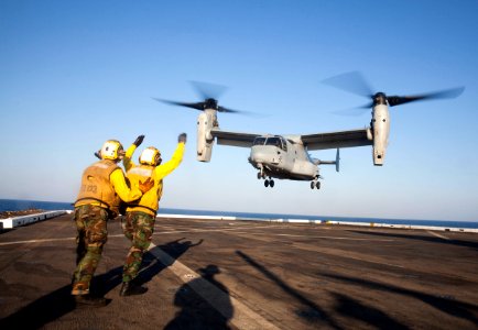 Special Purpose MAGTF-CR-AF visits LPD 19 (35124448211)